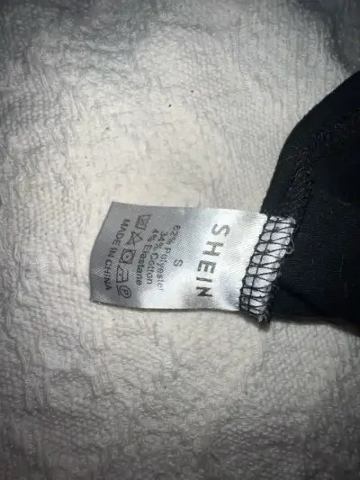 Polera negra con diseño artístico talla M-L - miniatura 3