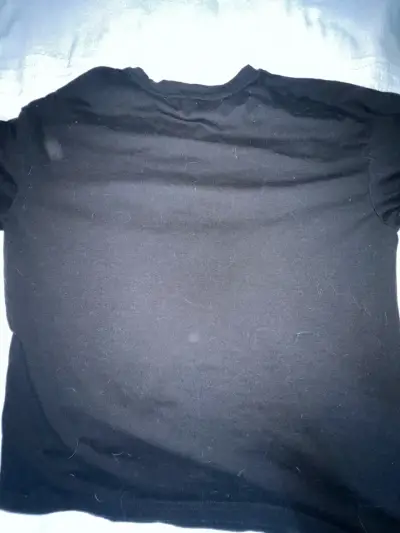 Polera negra con diseño artístico talla M-L - miniatura 4