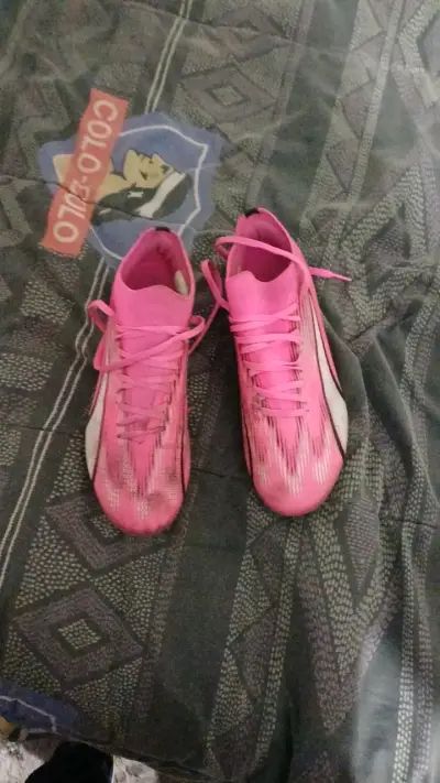 Zapatillas deportivas rosas para fútbol - miniatura 1