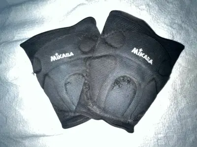 Rodilleras deportivas Mikasa negras - miniatura 1