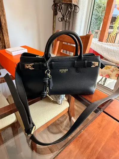 Bolso Guess negro elegante con correa ajustable - miniatura 1