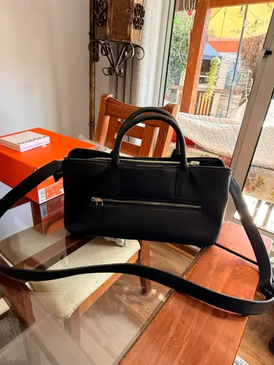 Bolso Guess negro elegante con correa ajustable - miniatura 2