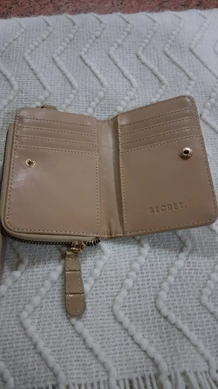 Billetera beige con textura de cocodrilo Secret - 3