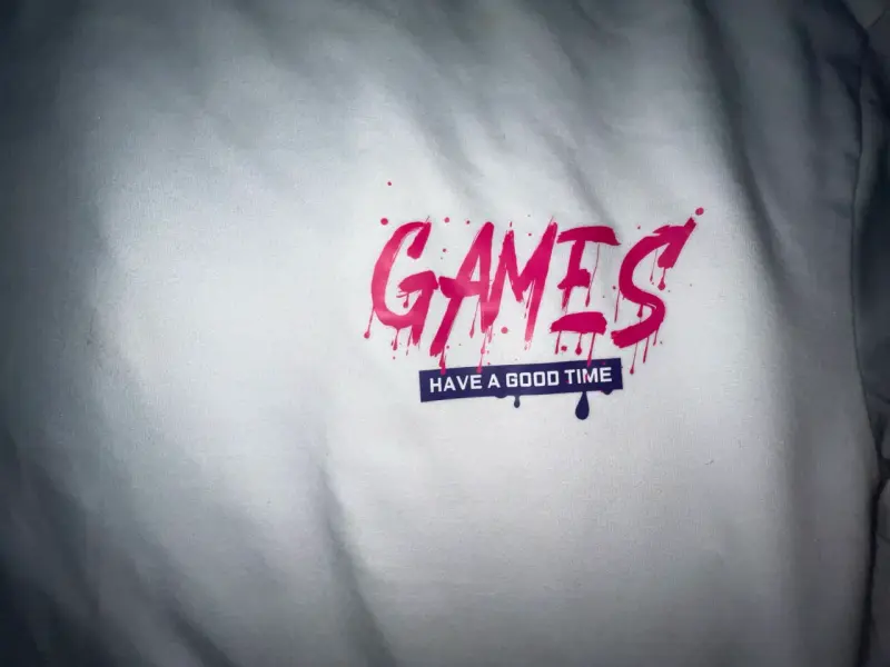 Polera blanca con estampado 'Games' talla M - 2