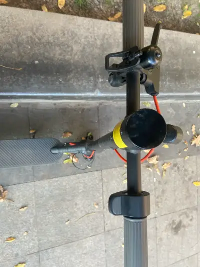 Scooter eléctrico plegable en buen estado - miniatura 1