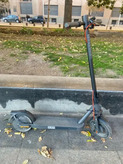 Scooter eléctrico plegable en buen estado - miniatura 2