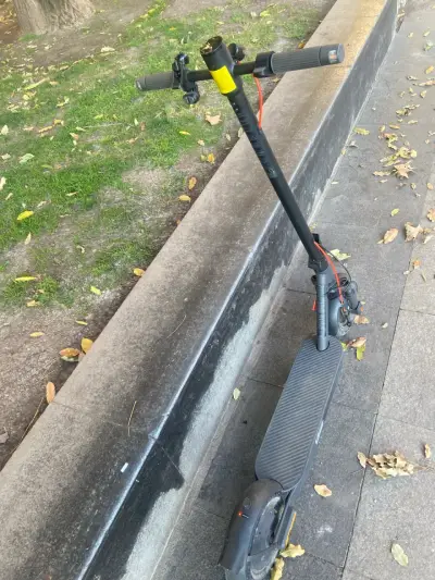 Scooter eléctrico plegable en buen estado - miniatura 3