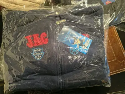 Conjunto deportivo infantil azul con capucha - miniatura 3
