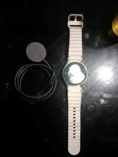 Smartwatch con correa blanca y cargador - miniatura 1