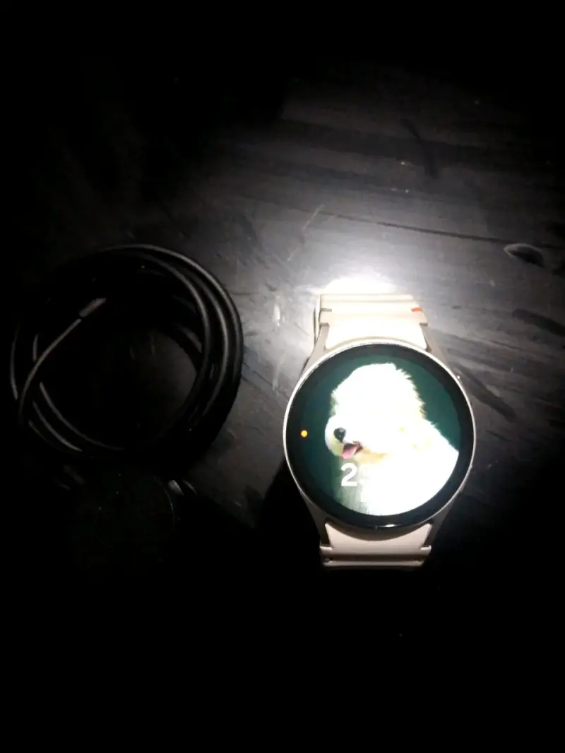 Smartwatch con correa blanca y cargador - 2