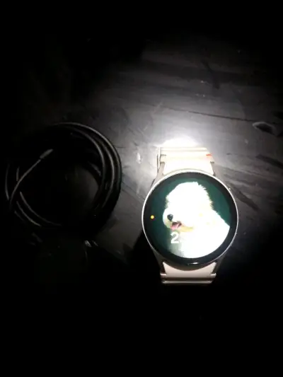 Smartwatch con correa blanca y cargador - miniatura 2