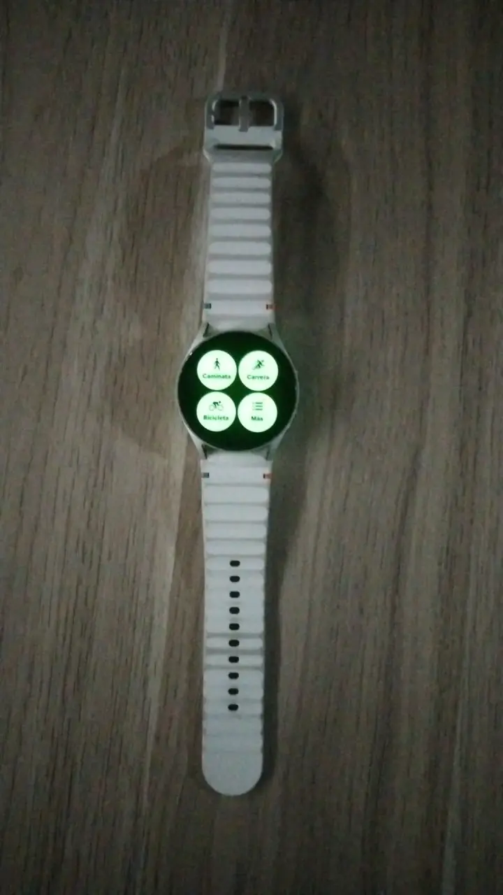 Smartwatch con correa blanca y cargador - 3