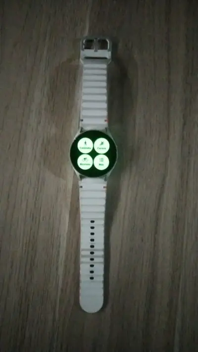 Smartwatch con correa blanca y cargador - miniatura 3