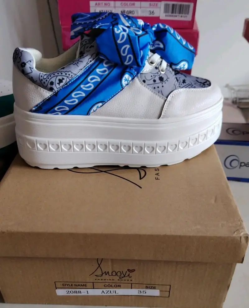 Zapatillas Smooy con plataforma y pañuelo azul