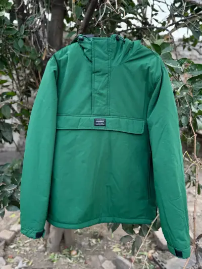 Chaqueta verde Pull&Bear impermeable - miniatura 1