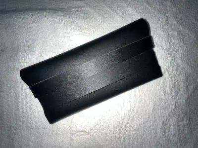 Estuche y gafas de sol color negro - miniatura 1