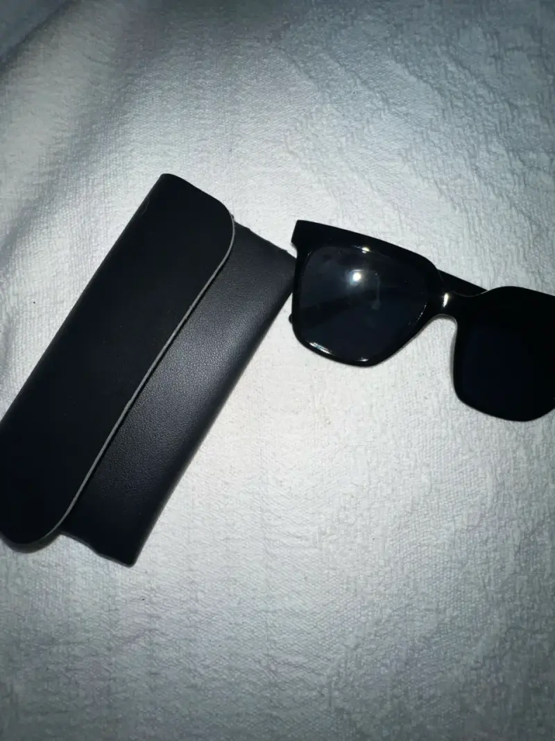Estuche y gafas de sol color negro - 2