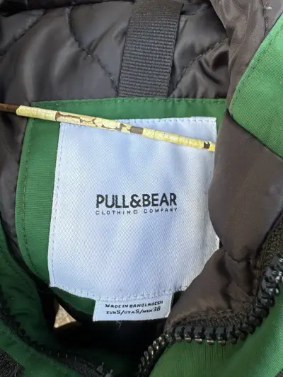 Chaqueta verde Pull&Bear impermeable - miniatura 5