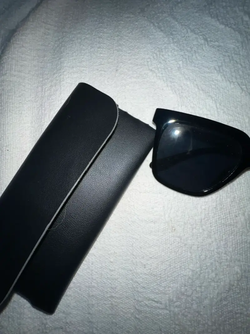 Estuche y gafas de sol color negro - 3