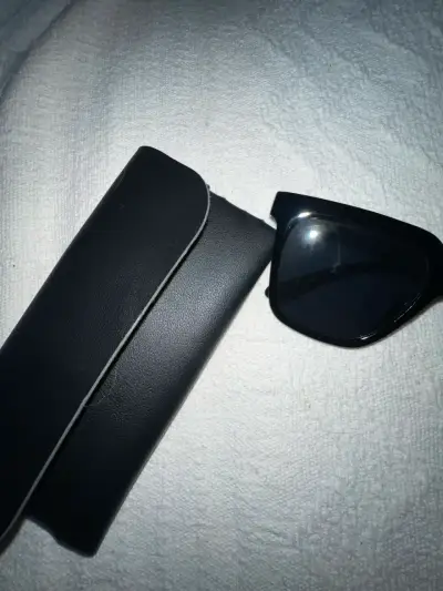 Estuche y gafas de sol color negro - miniatura 3