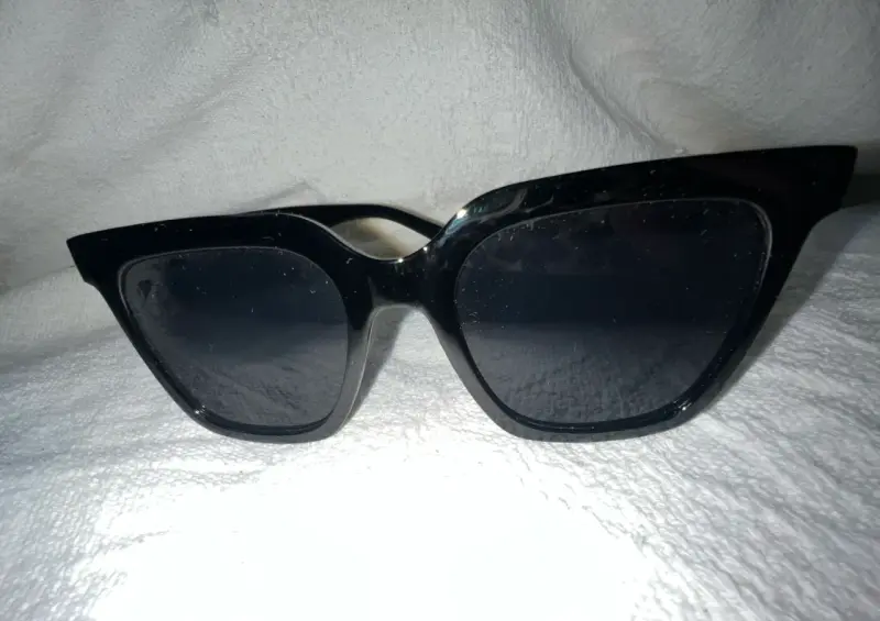 Estuche y gafas de sol color negro - 4