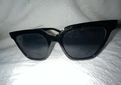 Estuche y gafas de sol color negro - miniatura 4