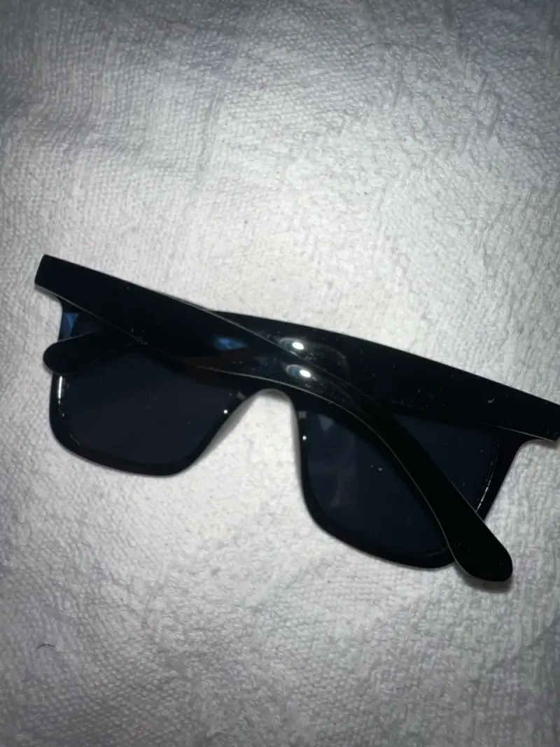 Estuche y gafas de sol color negro - 5