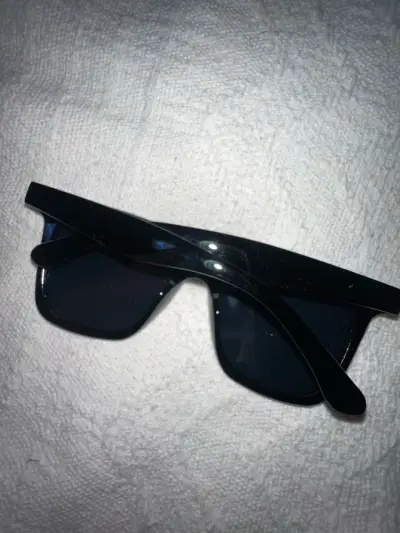 Estuche y gafas de sol color negro - miniatura 5