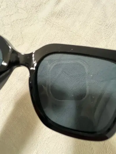 Estuche y gafas de sol color negro - miniatura 6