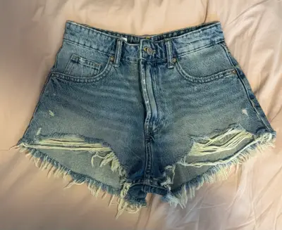 Shorts Zara de mezclilla desgastados - miniatura 1