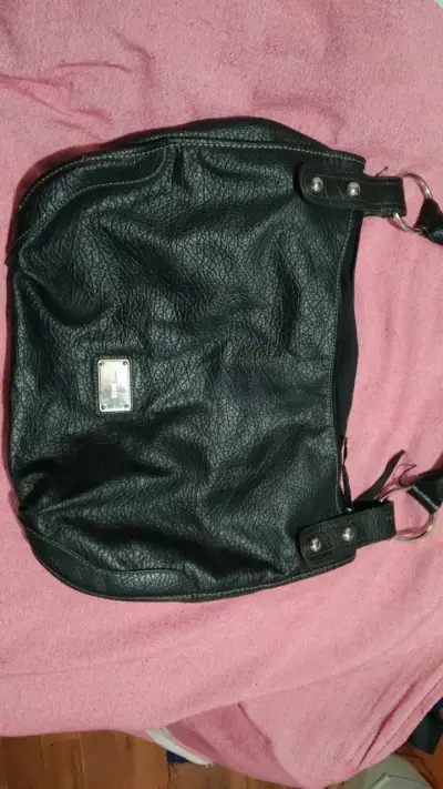 Bolso negro de cuero sintético - miniatura 1
