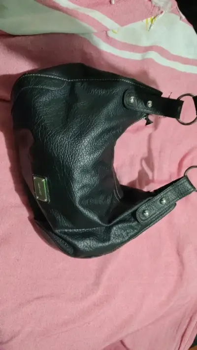 Bolso negro de cuero sintético - miniatura 3