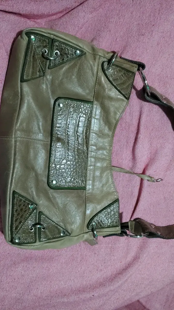 Cartera de cuero marrón con detalles decorativos - 1