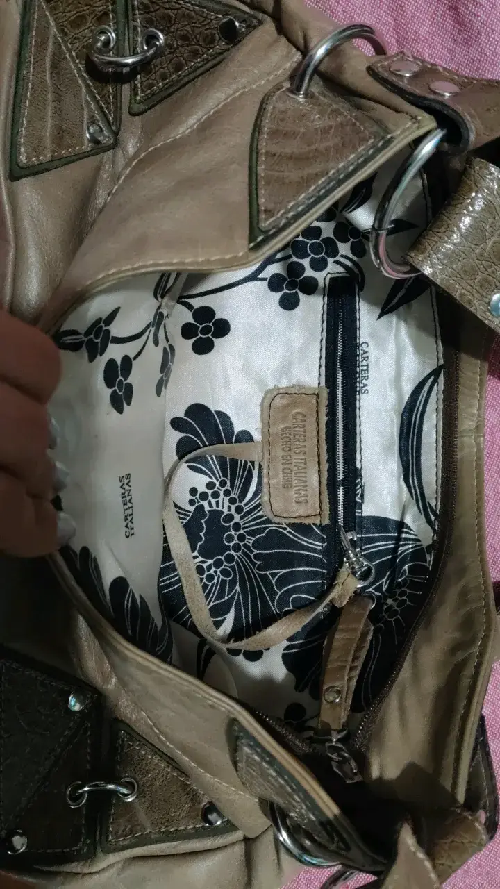 Cartera de cuero marrón con detalles decorativos - 2