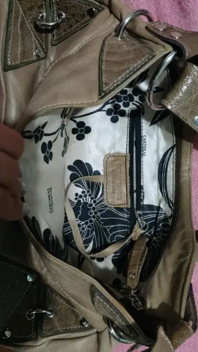 Cartera de cuero marrón con detalles decorativos - miniatura 2