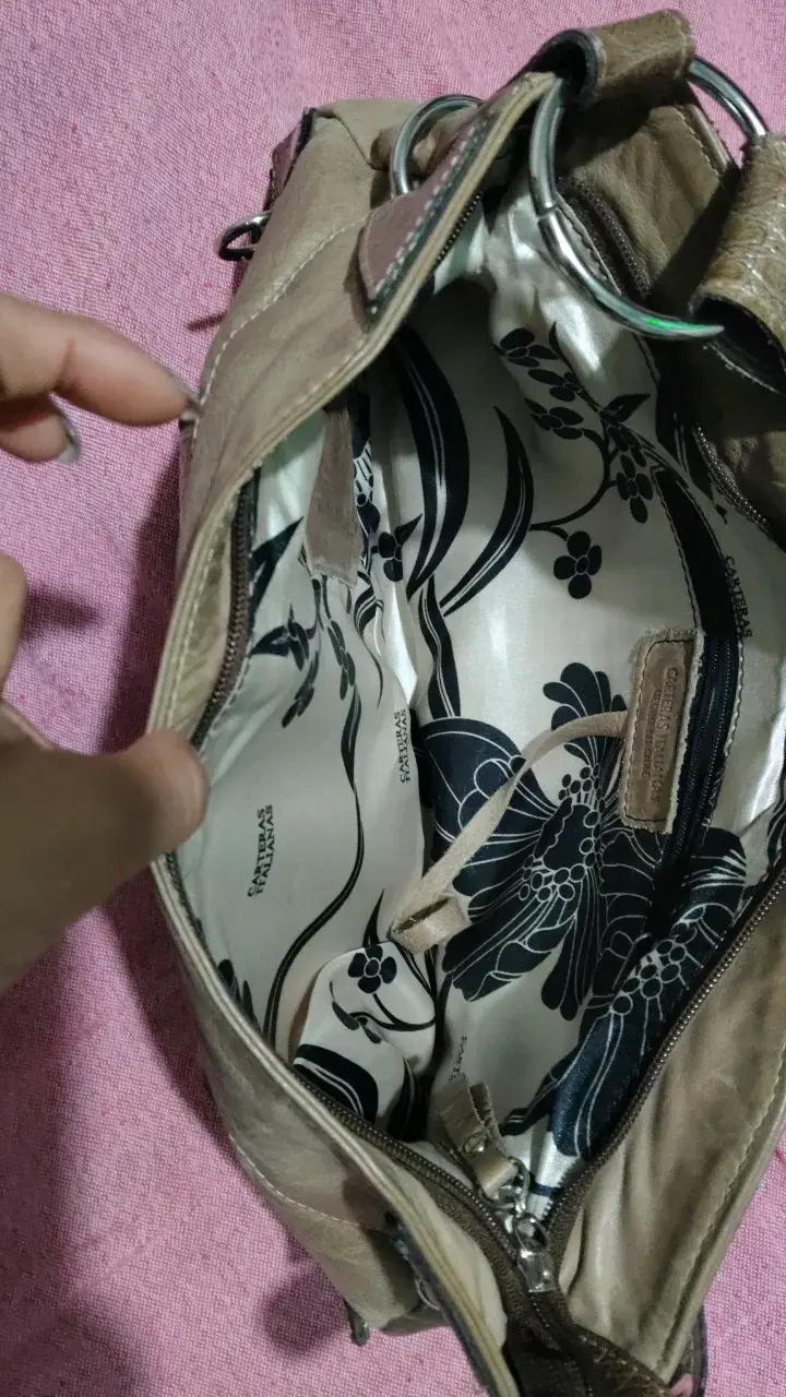 Cartera de cuero marrón con detalles decorativos - 3