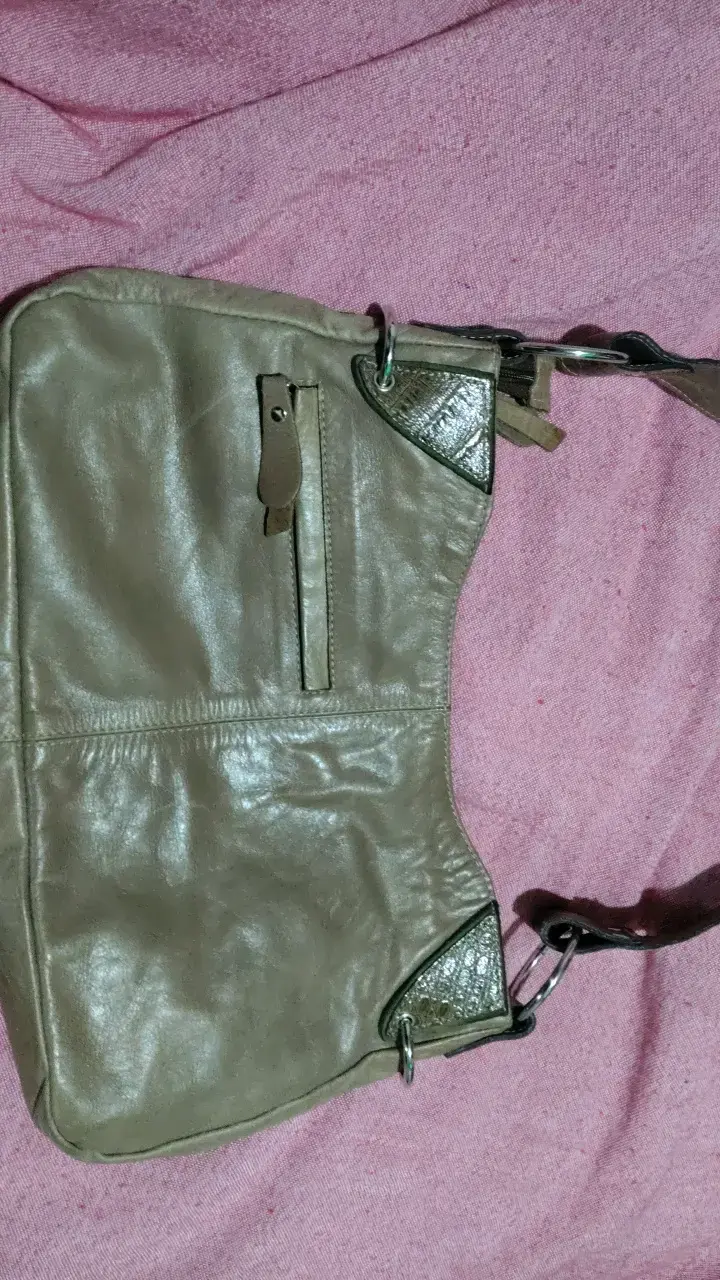 Cartera de cuero marrón con detalles decorativos - 4