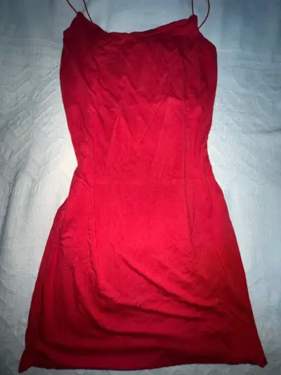 Vestido rojo ajustado de tirantes talla M - miniatura 1