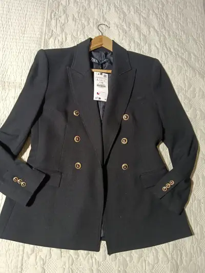 Blazer negro Zara con botones dorados - miniatura 1