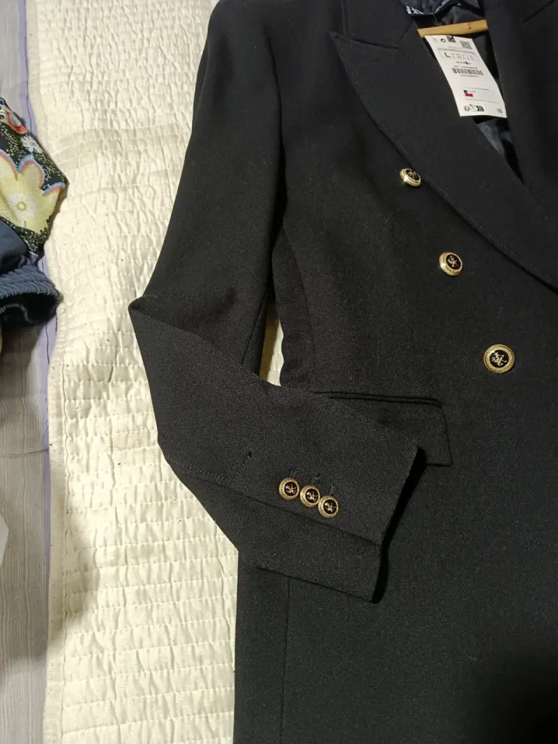 Blazer negro Zara con botones dorados - 2