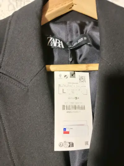 Blazer negro Zara con botones dorados - miniatura 3