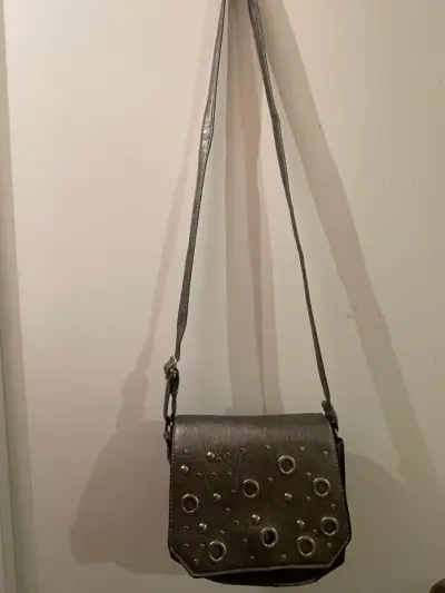 Cartera bandolera gris con apliques metálicos - miniatura 1
