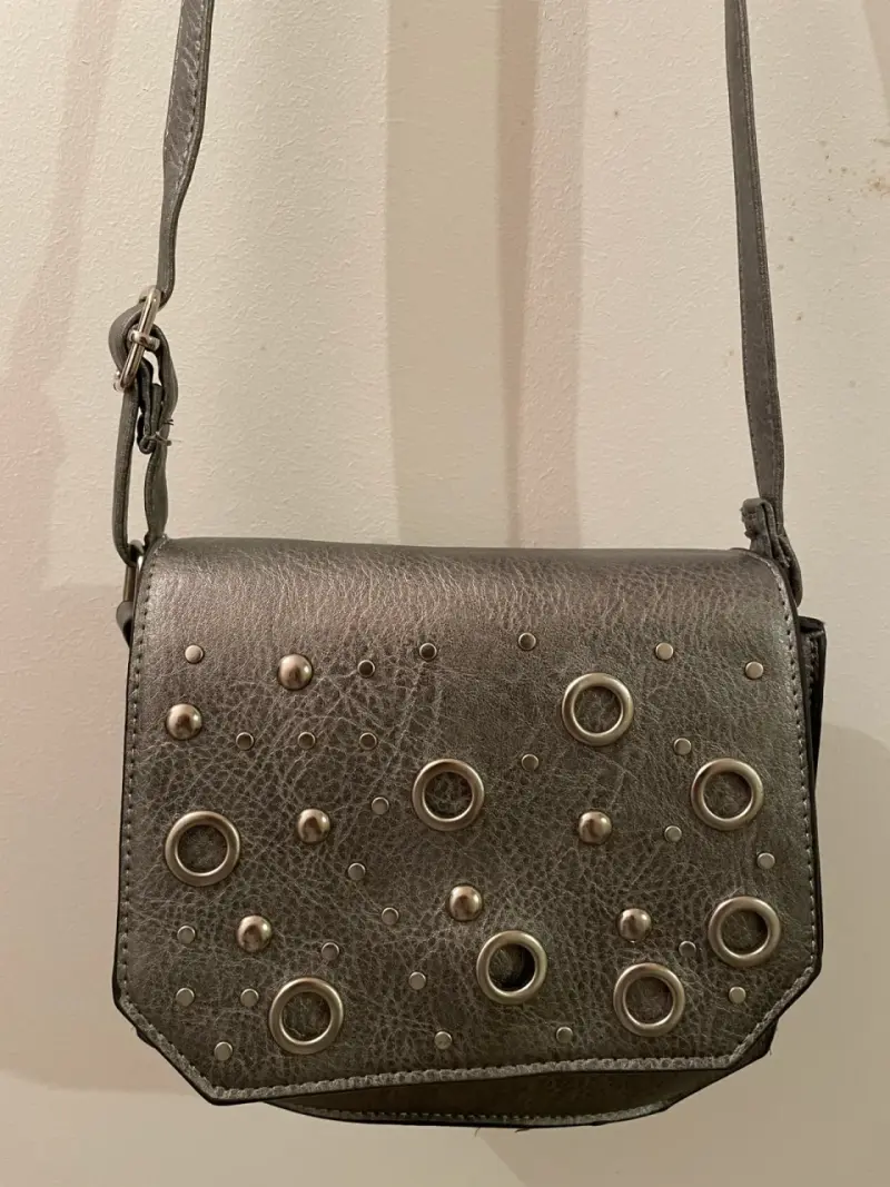 Cartera bandolera gris con apliques metálicos - 2