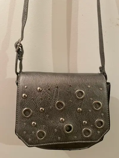 Cartera bandolera gris con apliques metálicos - miniatura 2