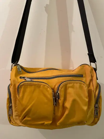 Bolso bandolera amarillo con múltiples bolsillos - miniatura 1