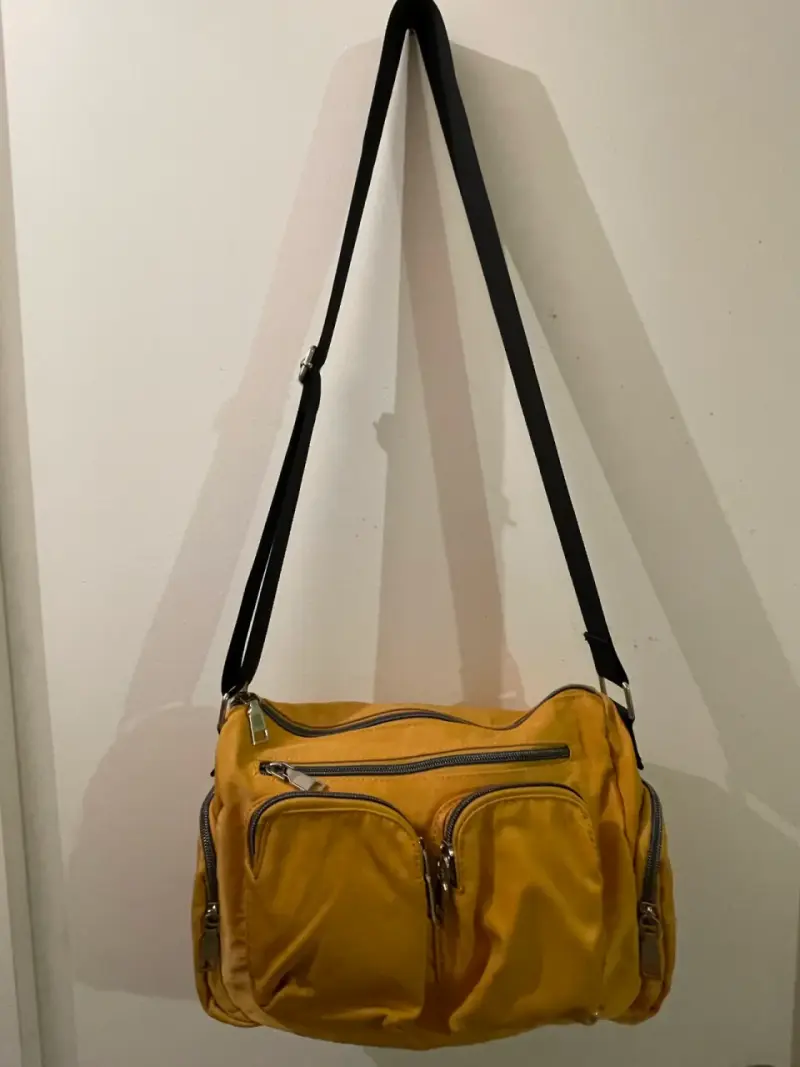 Bolso bandolera amarillo con múltiples bolsillos - 2