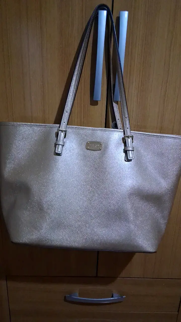 Bolso tote dorado Michael Kors elegante - 1