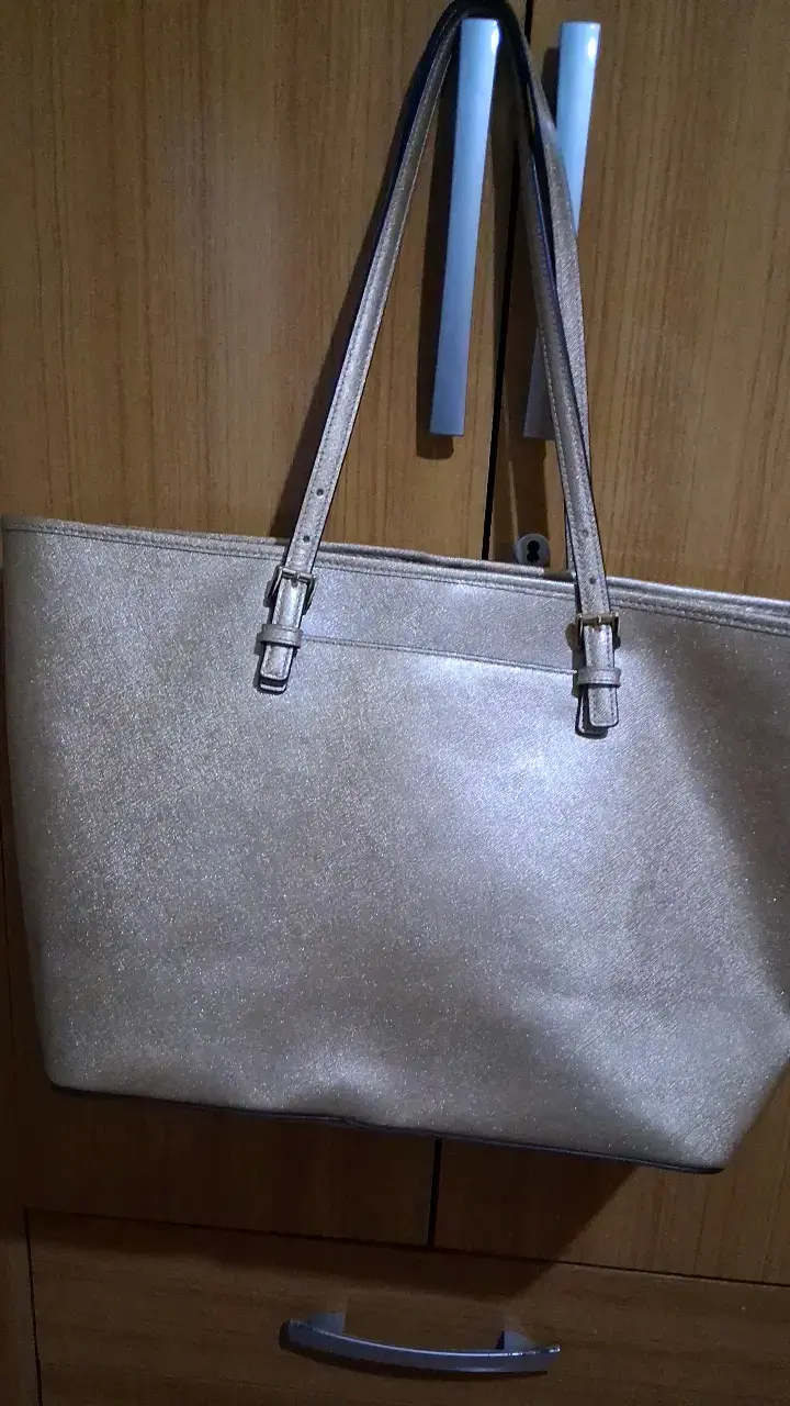 Bolso tote dorado Michael Kors elegante - 2