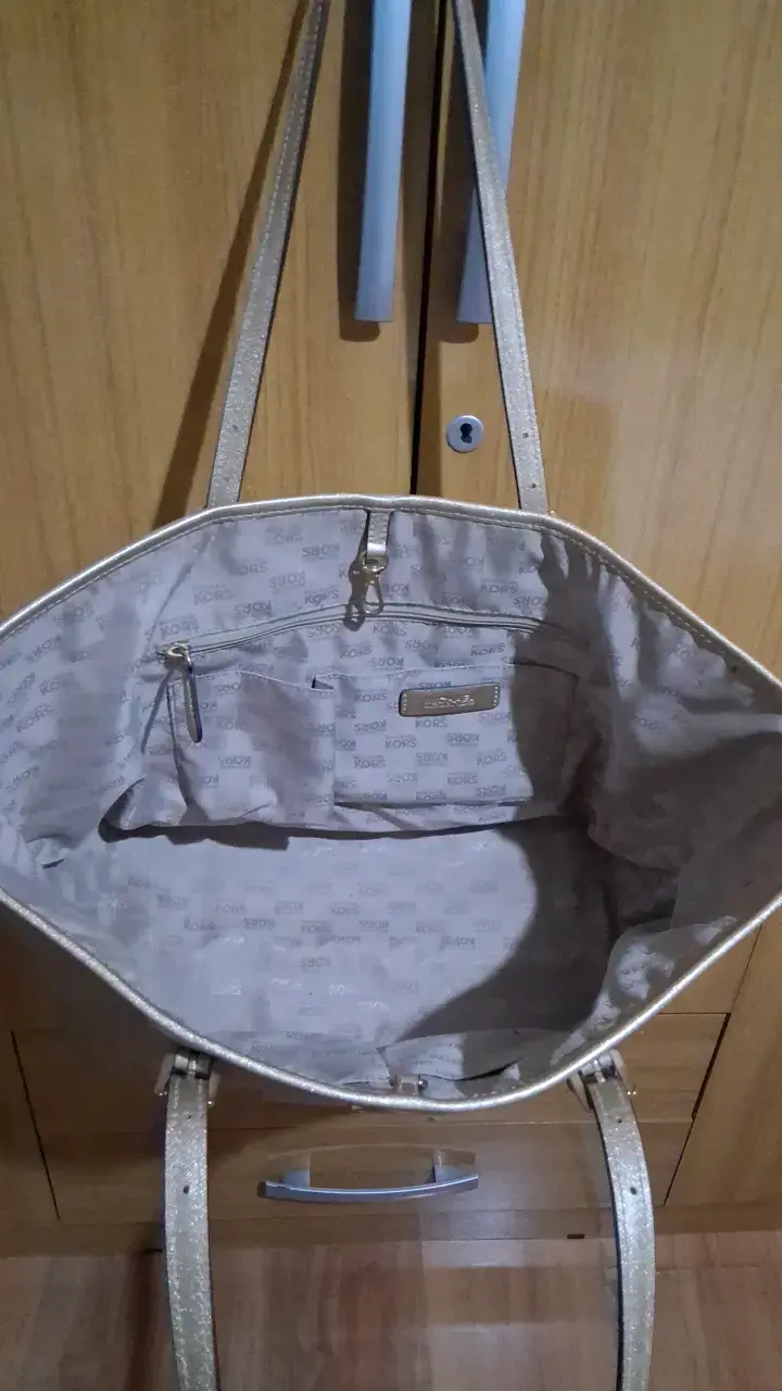 Bolso tote dorado Michael Kors elegante - 3