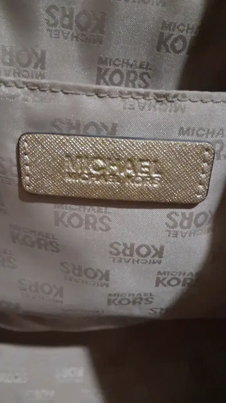 Bolso tote dorado Michael Kors elegante - 5